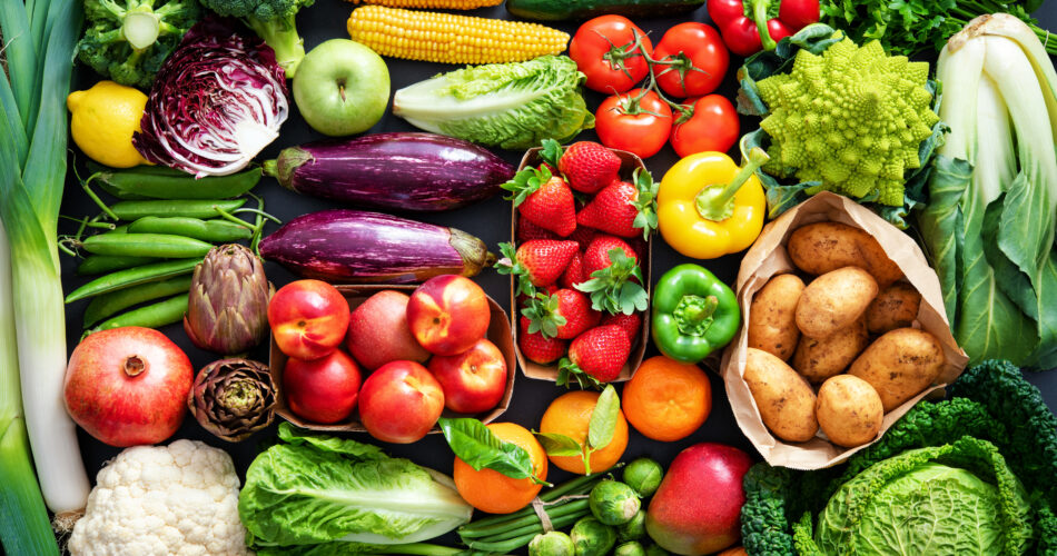 Fondo de comida con surtido de frutas y verduras orgánicas frescas y saludables en la mesa