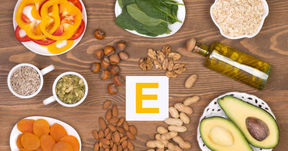 Divers aliments contenant de la vitamine E, vue de dessus