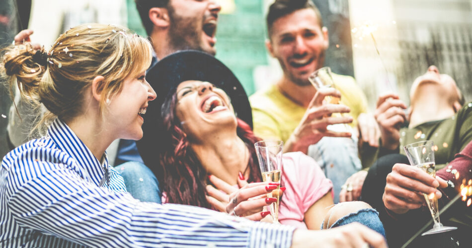Gelukkige vrienden die met vonkenwerpers vuurwerk vieren die champagne openlucht drinken - Jonge millennials die partij buiten doen - Jeugd, vriendschap en trendy levensstijlconcept - Nadruk op linker meisjesneus